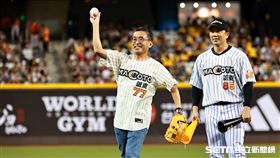 ▲中信兄弟周思齊引退賽首日，前誠泰銀行董事長林致光開球。（圖／記者劉彥池攝影）