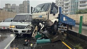 新北,三重,忠孝橋,小貨車,塞車,打滑,