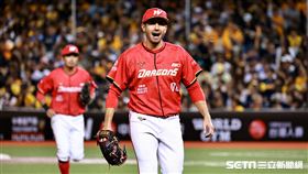 ▲中信兄弟周思齊引退賽首日，味全龍中繼投手銳歐化解二、三壘有人危機。（圖／記者劉彥池攝影）