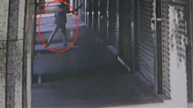 想外送上樓被拒！外送員辣椒彈槍「狂射保全4槍」騎車狂逃2天遭逮。（圖／翻攝畫面）