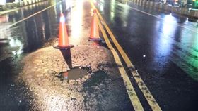 北市雨下不停！士林路面驚傳塌陷　「30公分坑洞」害騎士慘摔。（圖／翻攝畫面）