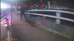 新北,三重警,台北橋,欄杆,跨坐,神救援,醉男