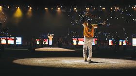 ▲五月天在大巨蛋中職賽後獻唱，演出結合周思齊引退橋段。（圖／相信音樂提供）