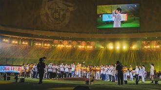 五月天致敬周思齊完整上線　阿信跳炸裂舞