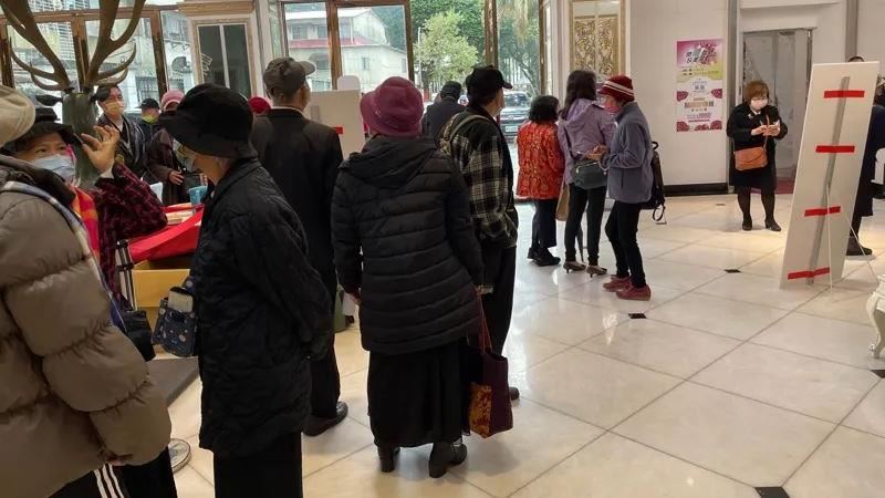 洗腦老人投3千萬老本…家屬痛批：如邪教