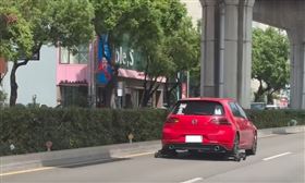 台中Golf大逃亡？輔助輪扣住後輪仍趴趴走（圖／翻攝Threads / blue_0918）