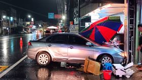 台南小客車撞進民宅！民眾騎樓烤肉遇禍　7人輕重傷急送醫。（圖／翻攝畫面）