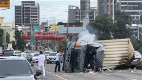 西濱,大貨車,翻覆,駕駛（圖／翻攝畫面）
