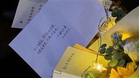 不少中國民眾到深圳的日本人学校獻花悼念。（圖／翻攝自微博）