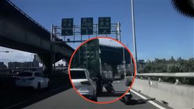 經國大橋,大貨車,騎士,肇事（圖／翻攝自《新竹爆料公社》）