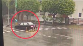 駕駛見無異狀，便逕自倒車離開。（圖／警方提供）