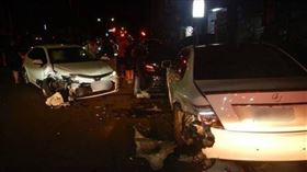 台中疲勞駕駛撞毀兩輛賓士，男子心虛自曝毒品持有。（ 圖／翻攝畫面）