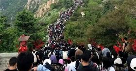 作為中秋假期最火熱的旅遊目的地之一，泰山一直是許多遊客的心心念念之地。（圖／翻攝自微博）
