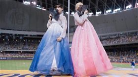 ▲PS女孩邊荷律、李丹妃在周思齊引退賽中場穿韓服演出。（圖／宏將多利安國際提供）
