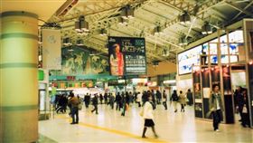 網友觀察日本女生幾乎都不會露腿，經常穿長裙或長褲。（示意圖，photoAC）

