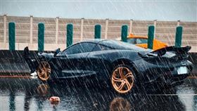 麥拉倫超跑洲美快速道路打滑自撞。（圖／翻攝畫面）