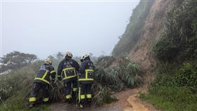 強大的雨勢造成瑞芳山區路段受阻。（圖／消防隊提供）