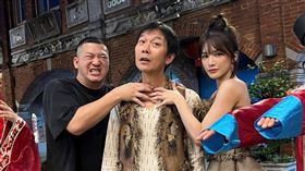 經典殭屍電影《暫時停止呼吸》重映，草爺（左起）、錢小豪、林岱縈與裝扮成殭屍的粉絲合影。（圖／紅心字會提供）