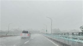 原PO行經城林橋時，大雨造成擋風玻璃幾乎霧掉。（圖／翻攝畫面）