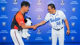 ▲富邦悍將總教練陳金鋒代表，贈送史努比玩偶給潘威倫。（圖／富邦悍將提供）