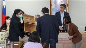 立院召委選舉　投票前確認票匭清空立法院司法及法制委員會29日上午舉行召委選舉，投票前議事人員將票匭打開，讓國民黨立委翁曉玲（前右）等人檢查。中央社記者鄭清元攝  113年2月29日