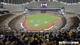 ▲中信兄弟周思齊引退賽第2天，臺北大巨蛋再度湧進滿場4萬人。（圖／記者劉彥池攝影）