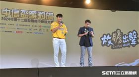 參加過3屆黑豹旗賽事的大學長黃韋盛(左)出席開賽記者會，勉勵學弟妹。（圖／記者蔡厚瑄攝影）