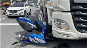 機車險遭聯結車碾壓，騎士跳車自救後竟落荒而逃。（ 圖／翻攝畫面）