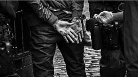 維也納有一名34男子帶著14歲兒子和兒子17歲的朋友搶劫，被逮後竟把責任推給2名未成年，讓一名女副法官痛批他毀了自己孩子一生。（示意圖非當事人／Pixabay）