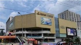 位於四川省成都市的簇錦萬達廣場驚傳墜樓事件，一名37歲羅姓女子21日晚間7時許突逕自翻越商場護欄，接著從3樓高直墜至地面，當場砸中路過的70歲老婦，2人雙雙慘死。（圖／擷取自微博）