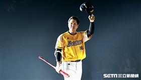 ▲中信兄弟周思齊引退儀式，完成生涯最後一次打擊。（圖／記者劉彥池攝影）