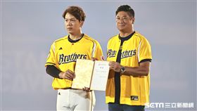 ▲中信兄弟周思齊引退儀式，亞洲棒球總會會長辜仲諒致贈周思齊特助聘書。（圖／記者劉彥池攝影）