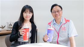 張善政與思樂冰女孩合照。（圖／翻攝自張善政臉書）