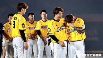 圖輯／周思齊引退儀式　隊友哭得比他還慘