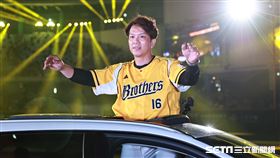 ▲中信兄弟周思齊在引退儀式搭車繞場和球迷致意。（圖／記者劉彥池攝影）