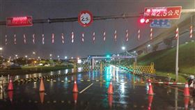 新北持續降雨  二重疏洪道擴大管制（2）受持續降雨影響，新北市政府高灘地工程管理處22日晚間表示，二重疏洪道疏洪十二路以北積淹水，除原先1、2、4、5、7越堤道封閉，新增封閉6及9號越堤道，請民眾切勿強行進入封閉路段。（高灘處提供）中央社記者王鴻國傳真  113年9月22日