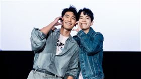 涂善存(左)與張豐豪大方灑糖寵粉。（圖／GagaOOLala提供）