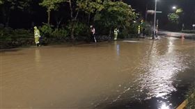 北市內湖也傳淹水！大湖公園「水淹沒草坪」超驚悚　黃水蔓延人行道。（圖／翻攝畫面）