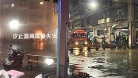 汐止寵物店傳火警。（圖／翻攝自臉書社團「汐止集團」、「汐止聯盟」）