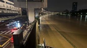 南湖大橋溪水暴漲。（圖／翻攝自臉書社團「【我是東湖人】（社團版）」）