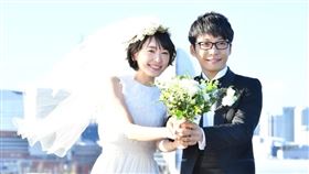 星野源與新垣結衣在2021年結婚，今年5月男方被爆料外遇傳婚變。（圖／翻攝自星野源臉書）