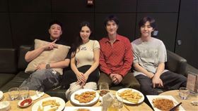 潘瑋柏（左起）、黃瑋昕、王力宏、陳立農一起合照吃東西。（翻攝潘瑋柏IG）