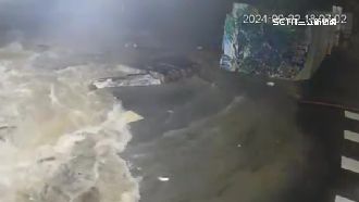 汐止標檢局圍牆坍塌　泥水瞬間如洩洪沖出