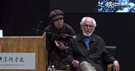 ▲肖爾認為，如果觀眾無法集中注意力聽講，又怎能在意日常生活中的細節，比如平時吃的東西，或者陽光照在皮膚上的感覺。（圖／翻攝自YouTube）

