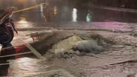 北市天母「路面隆起」超驚悚！積水狂灌大馬路　他嚇喊：快移車。（圖／翻攝自臉書Gangs of Tian Mu天母幫）