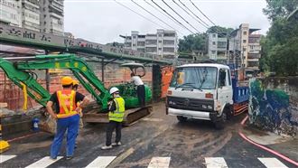 標檢局圍牆遭洪水推倒　搶修1夜現況曝光