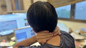 扭動脖子若發出聲音，且伴隨疼痛、水腫或肢體不適，就需要尋求專科醫師檢查及治療。（圖／中正脊椎骨科醫院提供）