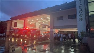 明揚大火4警消殉職　同事鳴笛致意