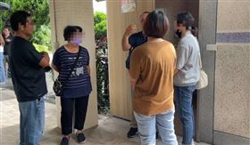 東海女學霸，遭公車輾斃，弟弟攙扶阿嬤悲痛相驗，生還女學生，滿身傷現身殯儀館，(圖／翻攝畫面)