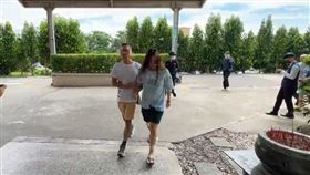  東海女學霸，遭公車輾斃，弟弟攙扶阿嬤悲痛相驗，生還女學生，滿身傷現身殯儀館，(圖／翻攝畫面)